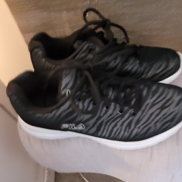 Barely worn fila tennis shoes - Picture 2 of 4